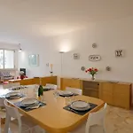 Guesthost - Seaside Dream! Roomy Vacation Апартаменти