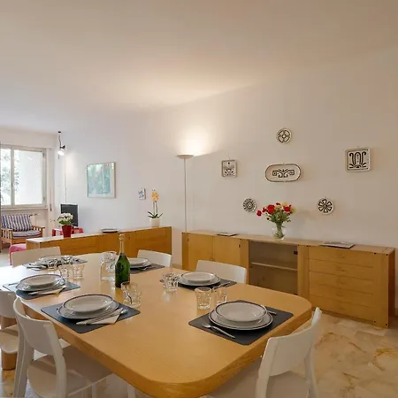 Seaside Dream! Roomy Vacation Апартаменти